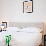 Central & Elegant Loft - With Balcony